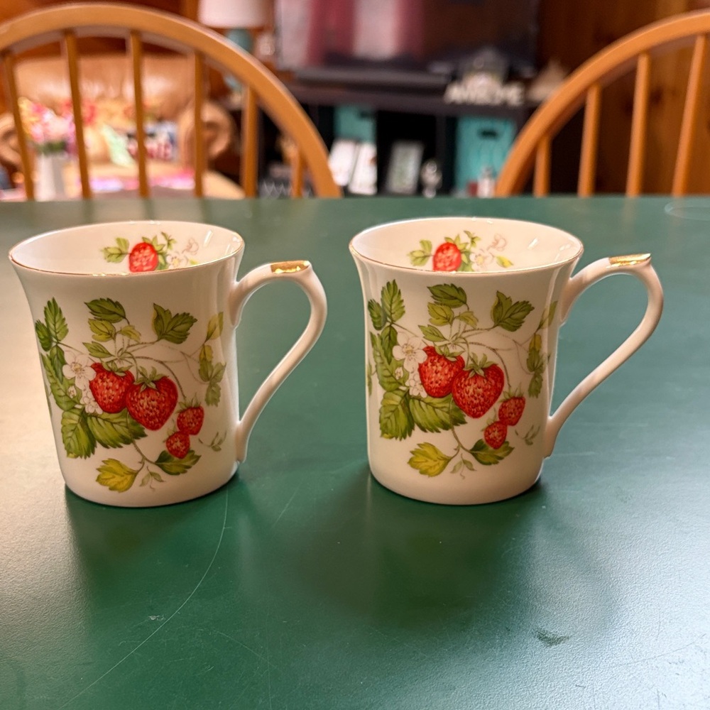 Set of 2 Queen’s Finebone China Virginia Strawberry Design Ceramic Mugs